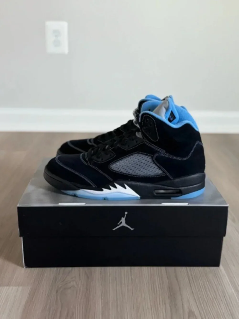 Jordan 5 Retro “Black University Blue”